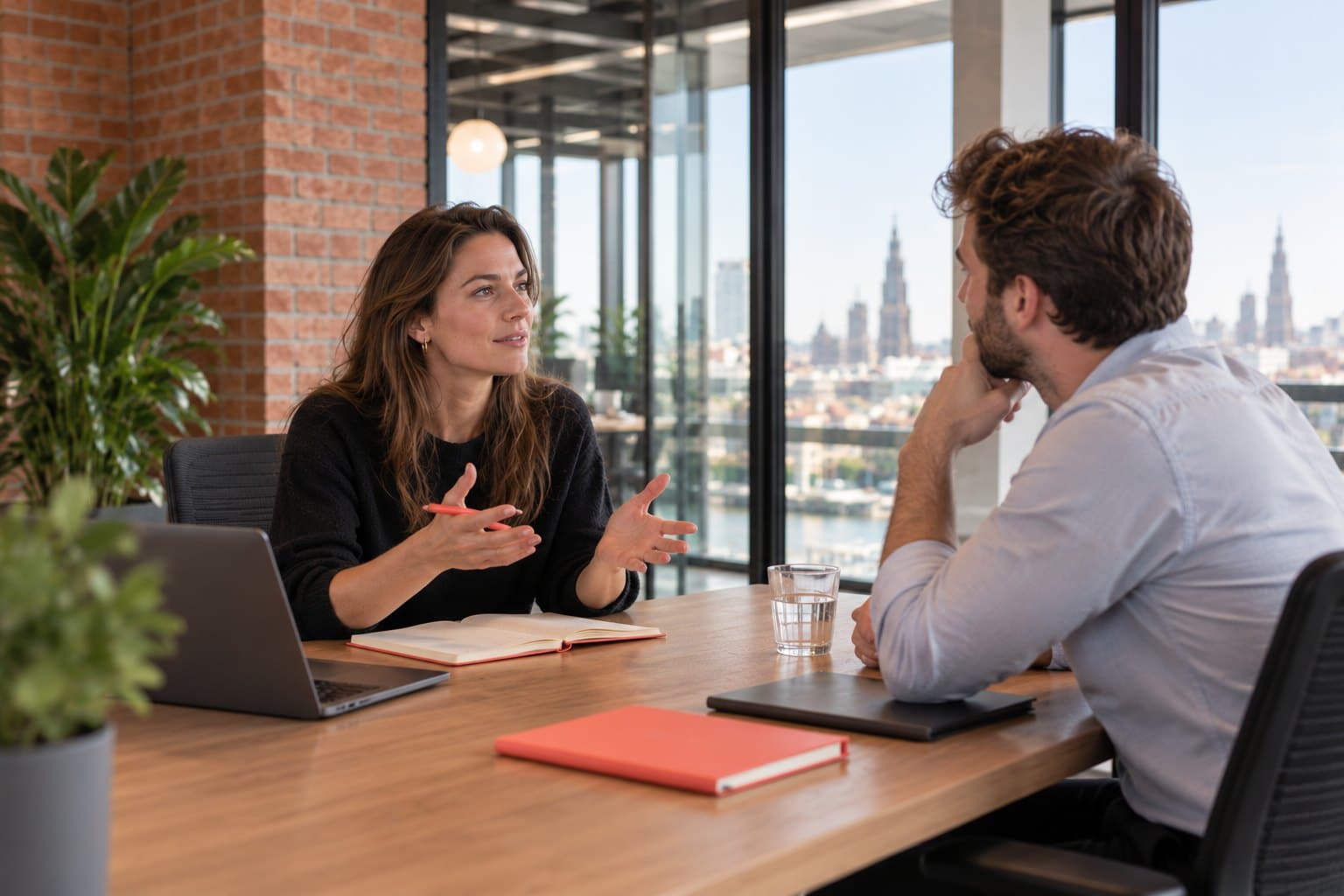 Een recruiter licht haar aanpak toe aan een klant in de vergaderzaal